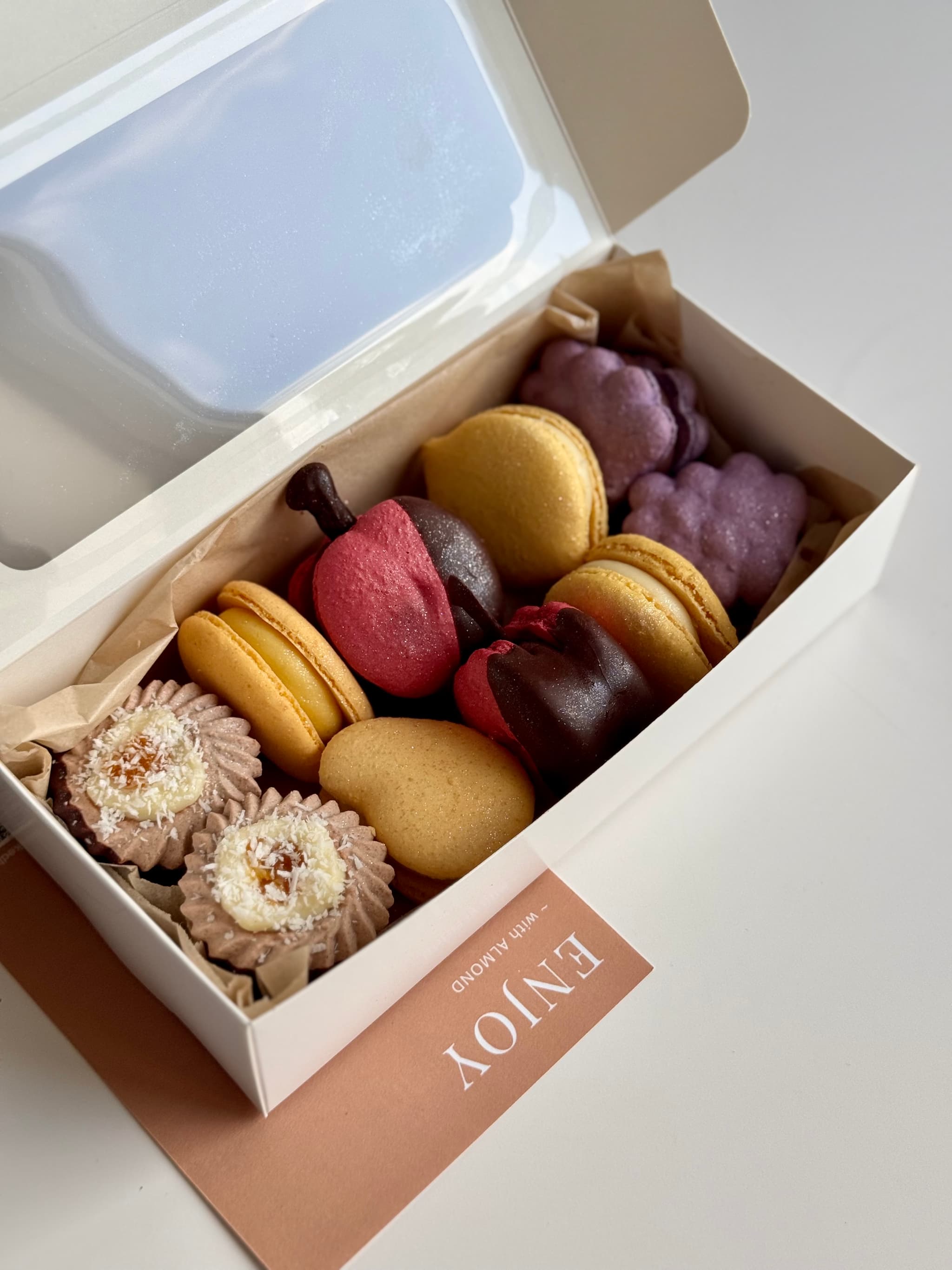 Crunch Fruit Macarons